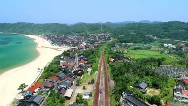 ドローン空撮 夏のビーチ 町側から浜へ