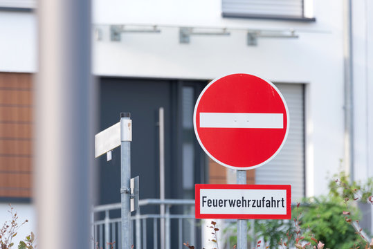 Ein Verkehrsschild mit dem Hinweis auf Feuerwehrzufahrt