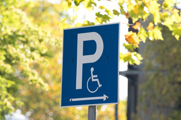 Ein Schild mit dem Hinweis auf einen Behindertenparkplatz