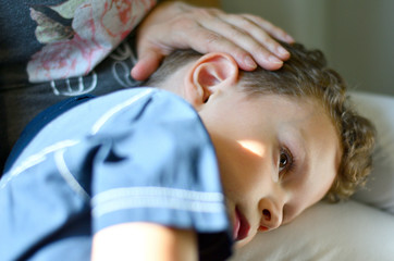 Mama streichelt ihr Kind liebevoll auf dem Kopf und spendet ihm Trost