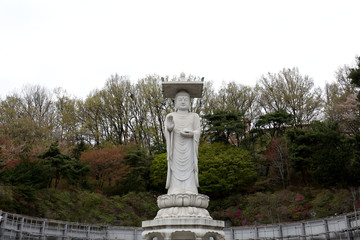 Obraz premium Once known as Gyeonseongsa Temple, Bongeunsa Temple is located north of COEX, and was constructed in the 10th year of Silla King Weongseong’s reign (794). In 1498, Queen Jeonghyeon refurbished Gyeonse