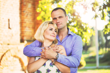 Obraz premium beautiful couple cute hugs at a peeling building peeling sun in summer