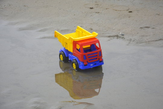 Spielzeuglastwagen am Strand
