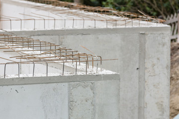 Baustelle mit frisch gegossenen Betonwänden und offenen Moniereisen