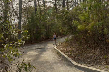 Obraz premium Jogging on the Noland trail path in Lake Maury, Virginia