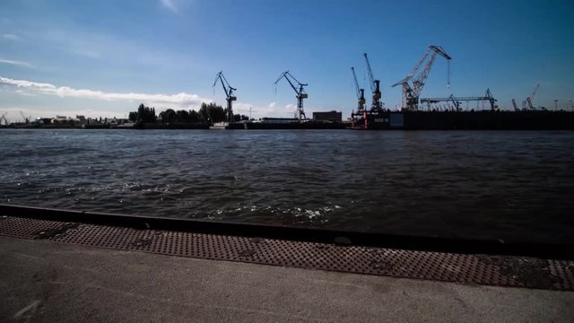 Schwenkzeitraffer Hafen Hamburg