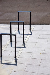 Eckige Fahrradständer werfen Schatten / Moderne und in Reihe angeordnete eckige Fahrradständer...