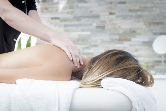 Chica en un masaje corporal