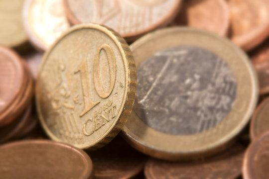 Geldmünzen - Nahaufnahme - Symbolfoto für Finanzen