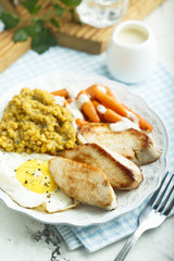 Fried turkey with lentils, egg and baby carrot