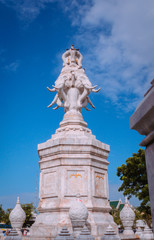 Perspectiva de estatua de mármol con cuatro cabezas de elefante. Viajes y cultura