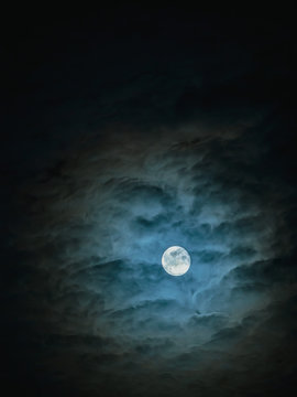 Mystische Nacht mit Vollmond.