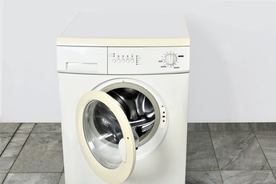 Washing machine with open door