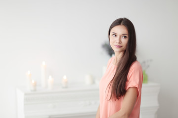 Naklejka premium portrait of a young woman on the background of the bright living room.photo with copy space