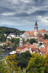 Obraz premium Cesky Krumlov castle and ancient historical houses and sky with stormy clouds, Czech Republic..