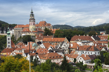 Obraz premium Cesky Krumlov and sky with stormy clouds, Czech Republic