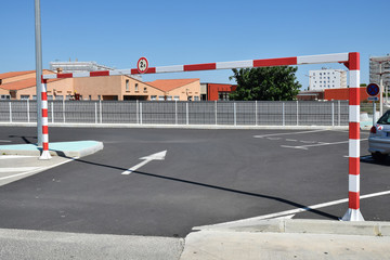 Portique pour interdire l'accès des véhicules de plus de 2 mètres de hauteur.