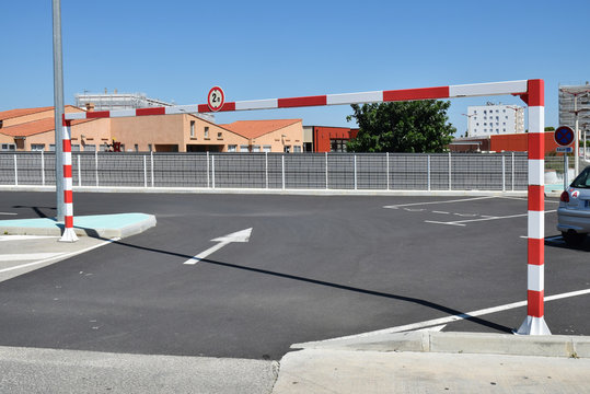 Portique pour interdire l'acc&egrave;s des v&eacute;hicules de plus de 2 m&egrave;tres de hauteur.