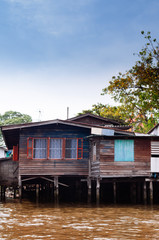 Fototapeta premium Thai old wooden houses along Bangkok Yai canal or Klong Bang Luang