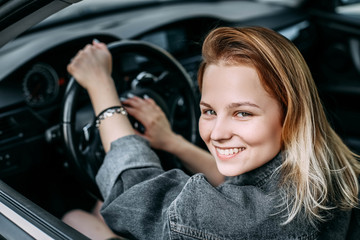 Obraz na płótnie Canvas beautiful young girl driver smiling. 