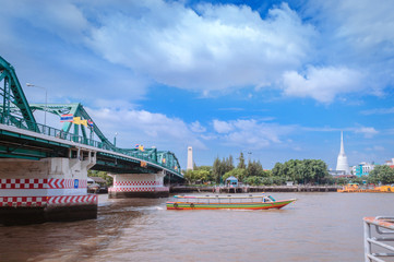 Barco, río, y puente. Concepto bonito de turismo e idea de viaje