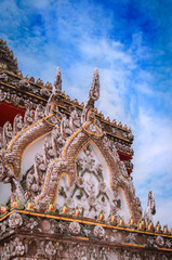 Perspectiva de tejado y ornamentos en Tailandia. Viajes, cultura, arquitectura, y arte