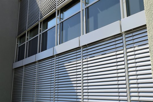 Fenster mit modernem Raffstore aussen