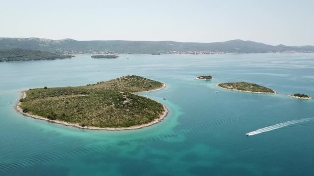 Vista aerea dell&rsquo;isola a forma di cuore, Croazia, isola degli innamorati, Otok Galesnnjak, isolotto, scoglio. Chiamato anche otok za Zaljubljene, isola dell&rsquo;amore. Comune di Torrette. 