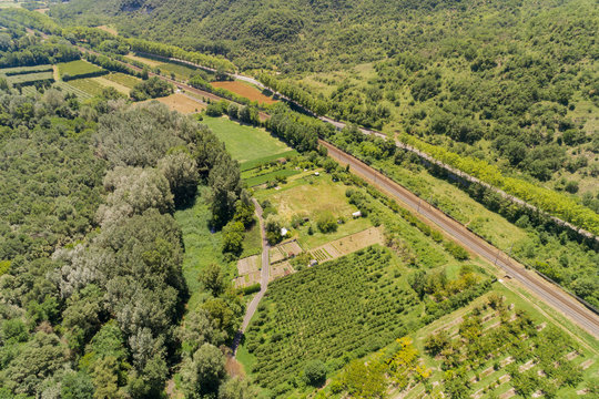 Luftbild Getreidefelder und Obstplantagen im Rhonetal