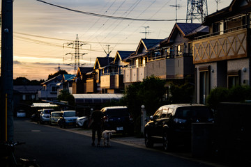 Obraz premium 夕暮れの住宅街