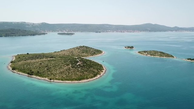 Vista aerea dell&rsquo;isola a forma di cuore, Croazia, isola degli innamorati, Otok Galesnnjak, isolotto, scoglio. Chiamato anche otok za Zaljubljene, isola dell&rsquo;amore. Comune di Torrette