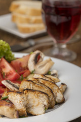 gegrilltes Hähnchen auf Salat