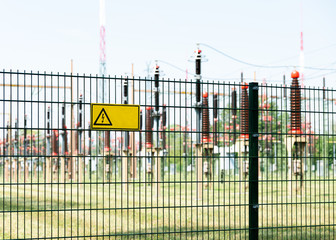 Zaun vor Kraftwerk, Gefahr Schild mit Blitz