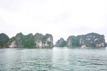 Obraz premium Limestone Formations of Halong Bay in Northern Vietnam