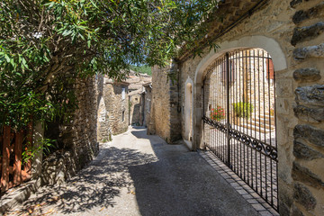 Obraz premium Rue étroite dans le village médiéval de Saint Montan