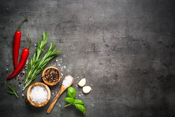 Keuken spatwand met foto Selectie van kruiden, kruiden en greens op zwart bovenaanzicht. © nadianb