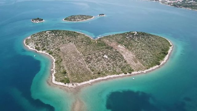 Vista aerea dell&rsquo;isola a forma di cuore, Croazia, isola degli innamorati, Otok Galesnnjak, isolotto, scoglio. Chiamato anche otok za Zaljubljene, isola dell&rsquo;amore. Comune di Torrette.