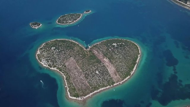 Vista aerea dell&rsquo;isola a forma di cuore, Croazia, isola degli innamorati, Otok Galesnnjak, isolotto, scoglio. Chiamato anche otok za Zaljubljene, isola dell&rsquo;amore. Comune di Torrette.