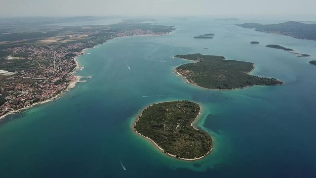 Vista aerea dell&rsquo;isole sulla costa della Croazia, isola di Ugljan nella Dalmazia settentrionale, e isole minori, Otok Galesnnjak. Isola dell&rsquo;amore. Comune di Torrette. Biograd na Moru