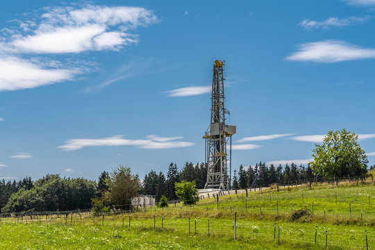 Geothermie in gr&uuml;ner Graslandschaft auf der Suche nach hei&szlig;em Wasser