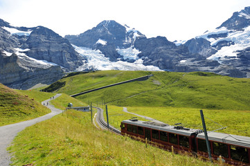アルプス山脈と高山列車