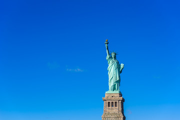 Obraz premium The statue of Liberty at a sunny day with blue sky, New York City, USA