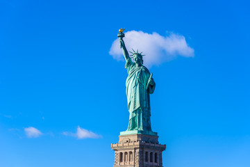 Obraz premium The statue of Liberty at a sunny day with blue sky, New York City, USA