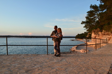 Para ludzi na skalistej plaży póznym popołudniem, Chorwacja