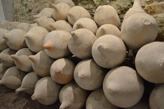 Starożytne amfory gliniane, Muzeum w Puli, Istria, Chorwacja
