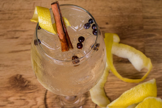 Drink com lima zimbro e canela em fundo de madeira