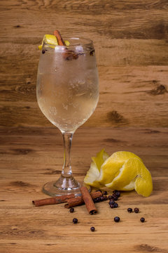 Drink com lima zimbro e canela em fundo de madeira