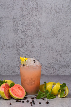 Drink com goiaba, lima, hortel&atilde; e zimbro