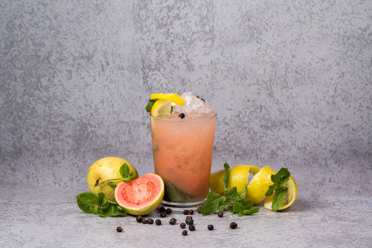 Drink com goiaba, lima, hortel&atilde; e zimbro