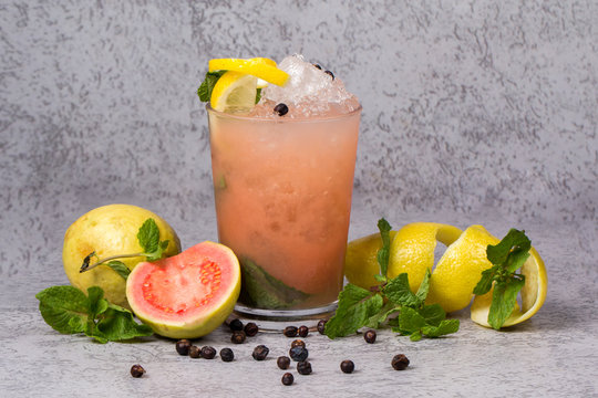 Drink com goiaba, lima, hortel&atilde; e zimbro